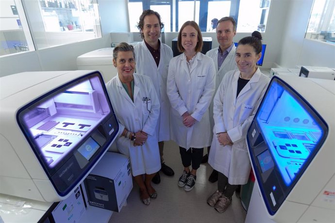 Investigadores de la Clínica Universidad de Navarra y CIMA LAB Diagnostics junto a equipos de secuenciación genómica