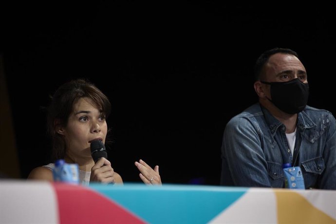 Archivo - La portavoz de Podemos, Isa Serra (i), y el consejero estatal de Unidas Podemos, Roberto Sotomayor (d), en la primera jornada de la Universidad de Otoño, organizada por Podemos, en Rivas-Vaciamadrid, a 7 de octubre de 2021, en Madrid (España