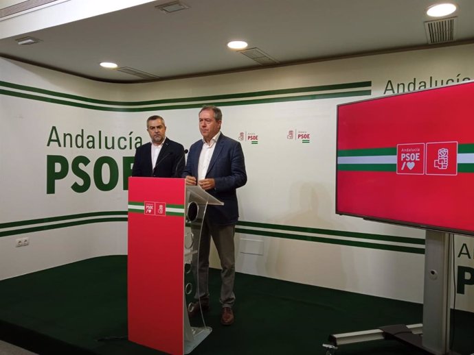 El secretario general del PSOE-A, Juan Espadas, en rueda de prensa en Almería.