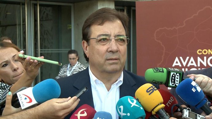 El presidente de la Junta de Extremadura, Guillermo Fernández Vara, en declaraciones a los medios con motivo de la jornada sobre municipalismo en Mérida