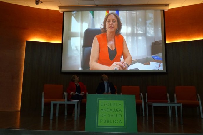 Catalina García da la bienvenida a los participantes del Medos