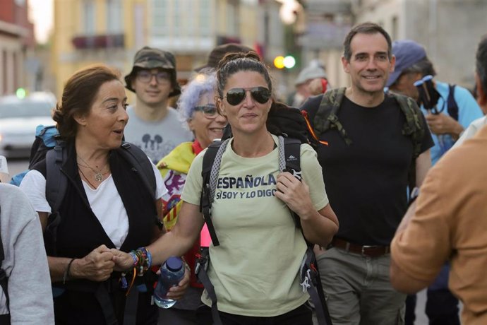 La ex portavoz de Vox en Andalucía Macarena Olona (c) comienza el Camino de Santiago