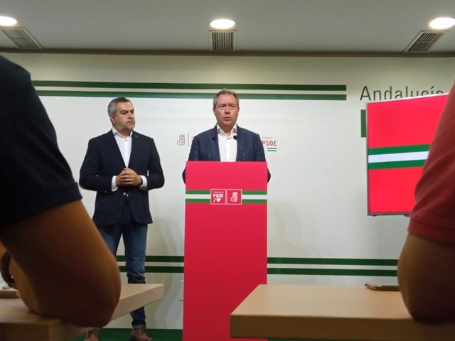 El secretario general del PSOE-A, Juan Espadas, en rueda de prensa en Almería.