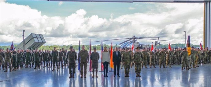Un momento de la visita de los embajadores de España y Estados Unidos (centro) a la Unidad de Defensa Antiaérea Nasams, en Letonia.