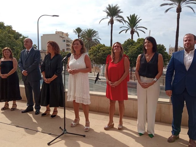 La presidenta del Govern, Francina Armengol, atiende a los medios junto a presidentas y presidente de consells insulares y miembros del Ejecutivo autonómico.