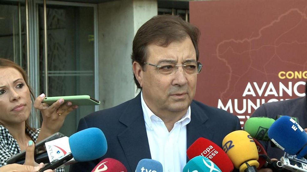 El presidente de la Junta de Extremadura, Guillermo Fernández Vara, en declaraciones a los medios antes de la inauguración en Mérida de una jornada sobre municipalismo