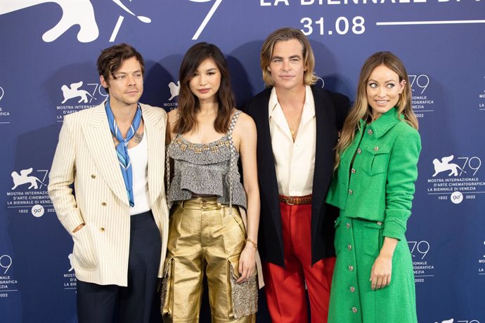 05 September 2022, Italy, Venice: (L-R) English singer Harry Styles, English actress Gemma Chan (L), US actors Chris Pine and Olivia Wilde attend the photocall for "Don't Worry Darling" during the 79th Venice International Film Festival. Photo: Cinzia C