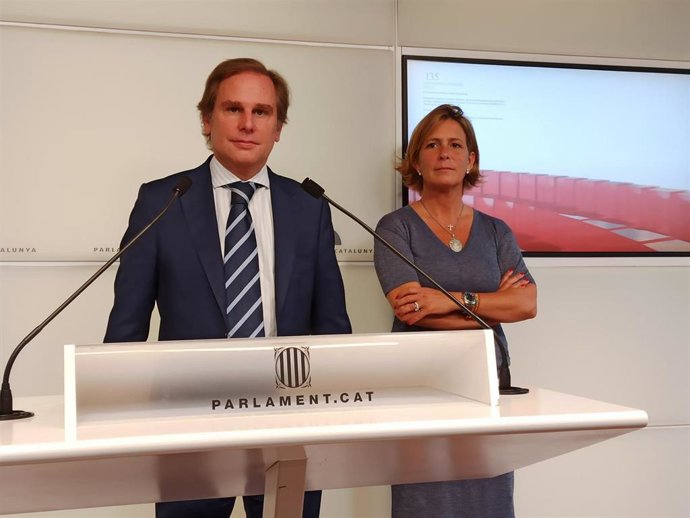 El portavoz de Vox en el Parlament, Joan Garriga, y la diputada de la formación María Elisa García.