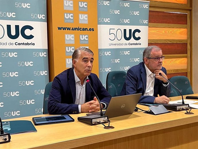 El rector de la UC, Ángel Pazos, y el vicerrector de Ordenación Académica y Profesorado, Ernesto Anabitarte, informan en rueda de prensa sobre las matriculaciones para el curso 2022-2023.