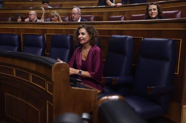 La ministra de Hacienda, María Jesús Montero, durante una sesión plenaria, en el Congreso