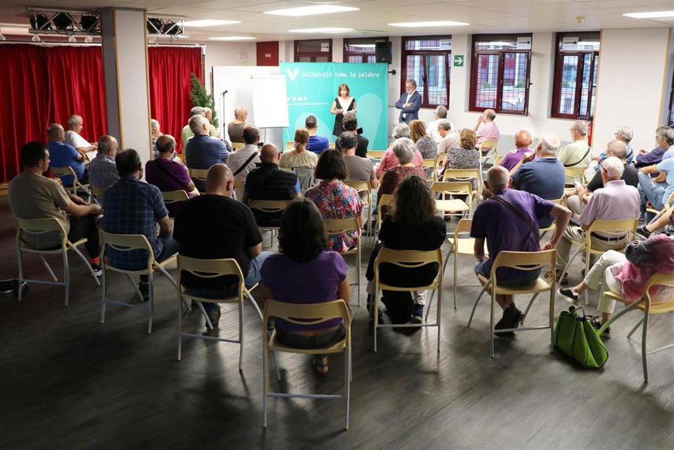 Los concejales María Sánchez y Manuel Saravia (al fondo) intervienen en la asamblea de VTLP.