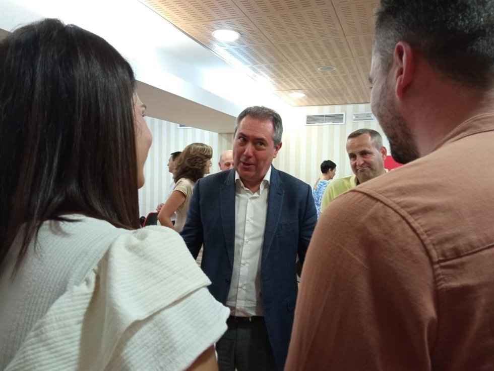 El secretario general del PSOE-A, Juan Espadas, conversa con militantes de su partido en Almería.