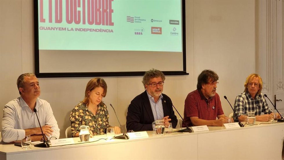 El presidente de la AMI, Jordi Gaseni; la vicepta. mnium, Marina Gay; el miembro del CxRep, Antoni Castell; el vicepte. ANC, Jordi Pesarrodona y el secretario gral. Intersindical, Sergi Perelló