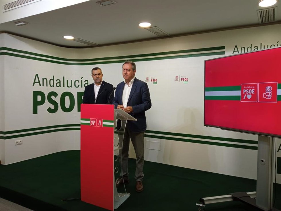 El secretario general del PSOE-A, Juan Espadas, en rueda de prensa en Almería.