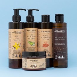 Varios productos de la marca de cosmética natural Arganour