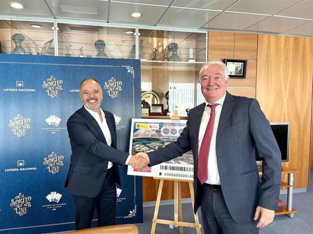 El delegado del Estado en la Zona Franca de Vigo, David Regades, y el presidente de Loterías y Apuestas del Estado, Jesús Huerta.