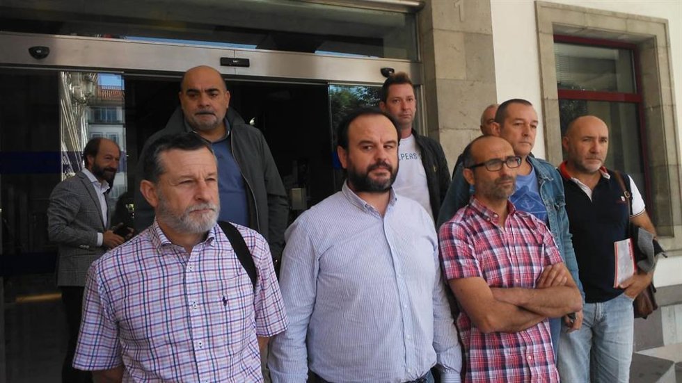 Representantes de CCOO y UGT antes de la reunión en la Consejería de Industris sobre el ERE en Duro Felguera.
