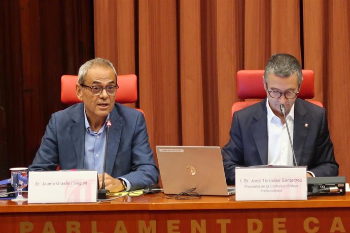 El exconcejal de L'Hospitalet de Llobregat (Barcelona) Jaume Graells en la Comisión de Asuntos Institucionales del Parlament, junto a su presidente, Jordi Terrades.