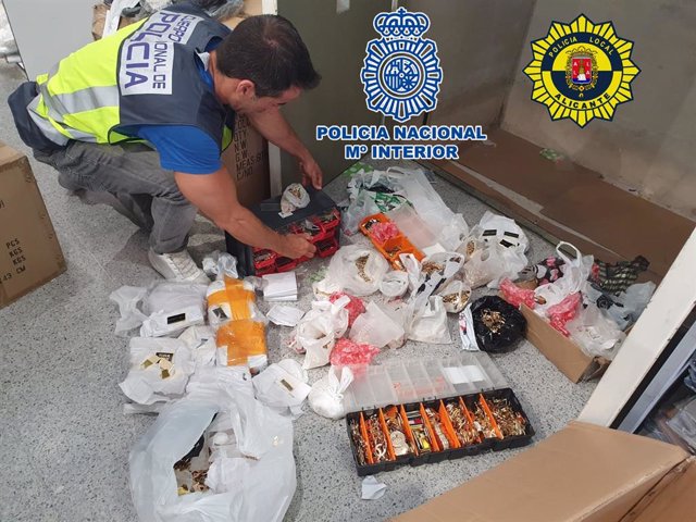 Nota De Prensa:"La Policía Nacional Y La Policía Local De Alicante Detienen A Dos Personas E Intervienen Más De 5.000 Etiquetas Y Chapas Utilizadas Para Falsificar Ropa Y Bolsos"