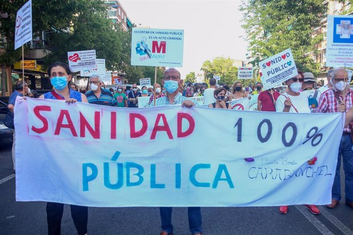 Archivo - Varias decenas de personas participan en una manifestación en defensa del mantenimiento del Centro de Salud de Abrantes, en una imagen de archivo