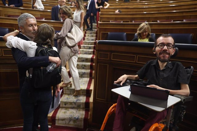 El ministro de Interior, Fernando Grande-Marlaska (i) y el portavoz de Unidas Podemos, Pablo Echenique (d), durante una sesión plenaria en el Congreso 