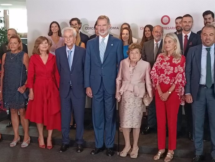 El Rey Felipe VI junto al presidente y fundador de Meliá Hotels International, Gabriel Escarrer Juliá, y diferentes miembros de la familia del empresario, en el Palacio de Congresos de Palma.