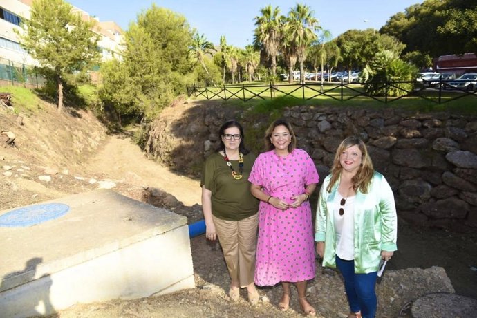 La alcaldesa del municipio malagueño de Torremolinos, Margarita del Cid, junto con  la concejala responsable de Litosa, Avelina González y la concejala responsable de Aguas de Torremolinos, Marta Huete.