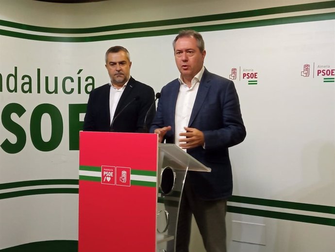 El secretario general del PSOE-A, Juan Espadas, junto al secretario provincial del PSOE de Almería, Juan Antonio Lorenzo.