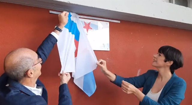 La portavoz nacional del BNG, Ana Pontón, y el portavoz municipal y candidato a la Alcaldía de A Coruña, Francisco Jorquera, descubren una placa conmemorativa del 40 aniversario de la constitución de esta formación