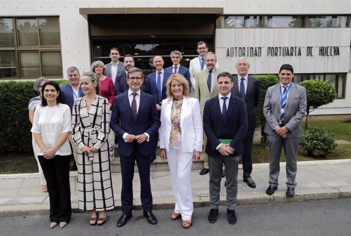 El consejero de Política Industrial y Energía de la Junta de Andalucía, Jorge Paradela, en su visita a la Autoridad Portuaria de Huelva.