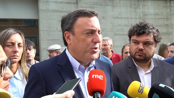 El secretario xeral del PSdeG, Valentín González Formoso, visita el centro de salud de A Parda, en Pontevedra