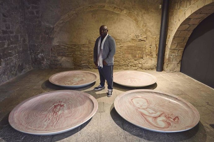 El artista camerunés Barthélémy Toguo posa junto algunas de sus piezas en el Museu Picasso de Barcelona