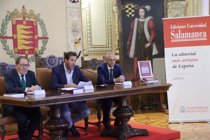 El alcalde de Valladolid, flanqueado por el rector de la USA, Ricardo Rivero (derecha), y el secretario general del Ayuntamiento de Valladolid, Valentín Merino (izquierda), en la presentación del libro escrito por éste último.