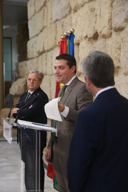 El alcalde de Córdoba, José María Bellido, en la rueda de prensa con Miguel Ángel Torrico y Salvador Fuentes.
