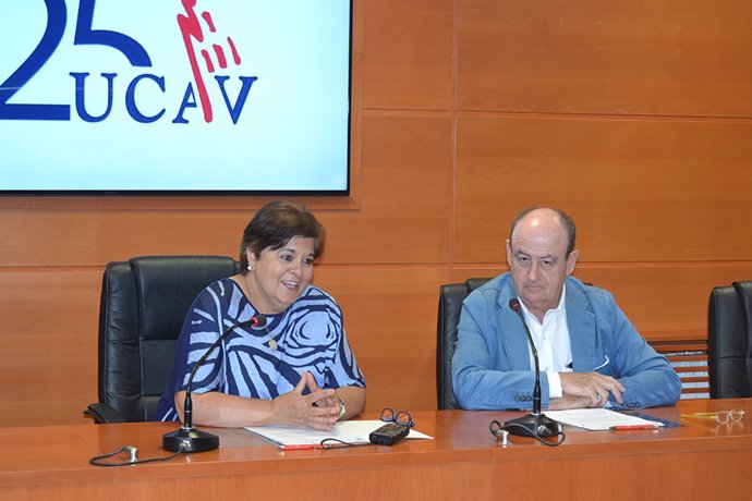 La rectora de la UCAV, María Rosario Sáez Yuguero, y el presidente general Fundación Francisco Corell, Miguel Ángel Ochoa de Chinchetru, firman un acuerdo de colaboración