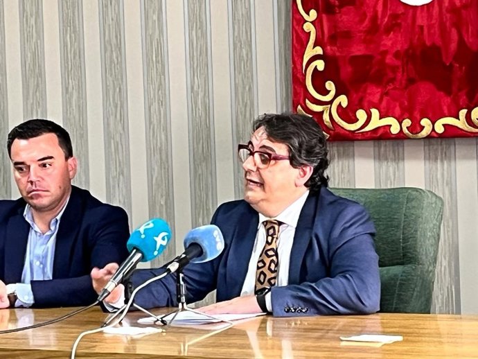 El vicepresidente segundo y consejero de Sanidad y Servicios Sociales de la Junta, José María Vergeles, en rueda de prensa en Quintana de la Serena