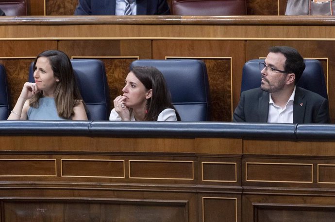 Archivo - (I-D) La ministra de Derechos Sociales y Agenda 2030 y secretaria general de Podemos, Ione Belarra; la ministra de Igualdad, Irene Montero y el ministro de Consumo, Alberto Grazón, durante una sesión plenaria, en el Congreso de los Diputados, 