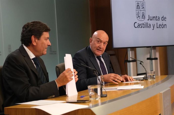 El consejero de Presidencia, Jesús Julio Carnero, al fondo en la rueda de prensa.