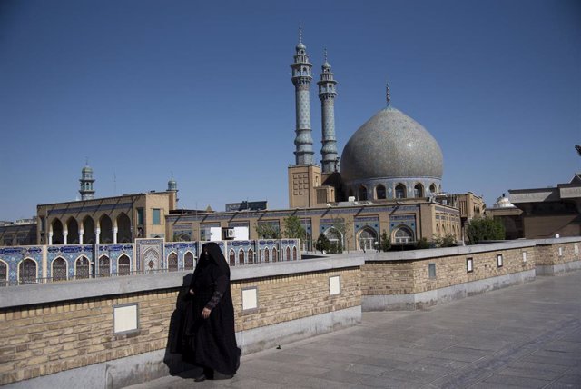 Una mujer camina por Qom, Irán
