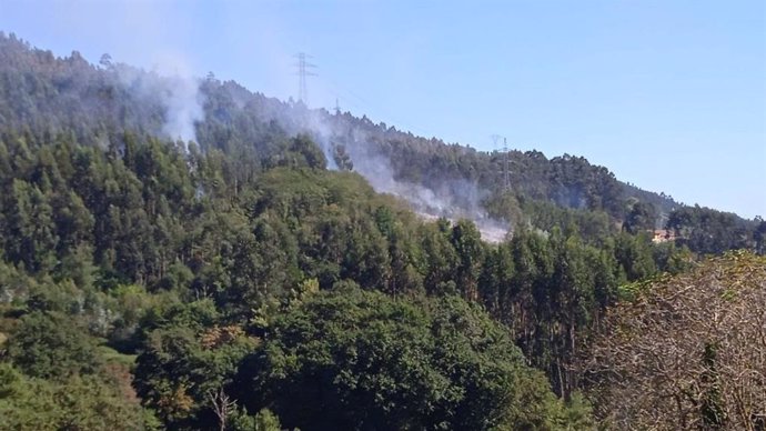 Imagen del Monte Areo,  en Gijón, tras conseguirse estabilizar el incendio