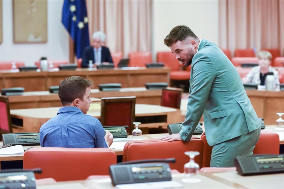 El líder de Más País, Iñigo Errejón (i), conversa con el portavoz de ERC en el Congreso de los Diputados, Gabriel Rufián (d), durante una reunión de Junta de Portavoces, en el Congreso