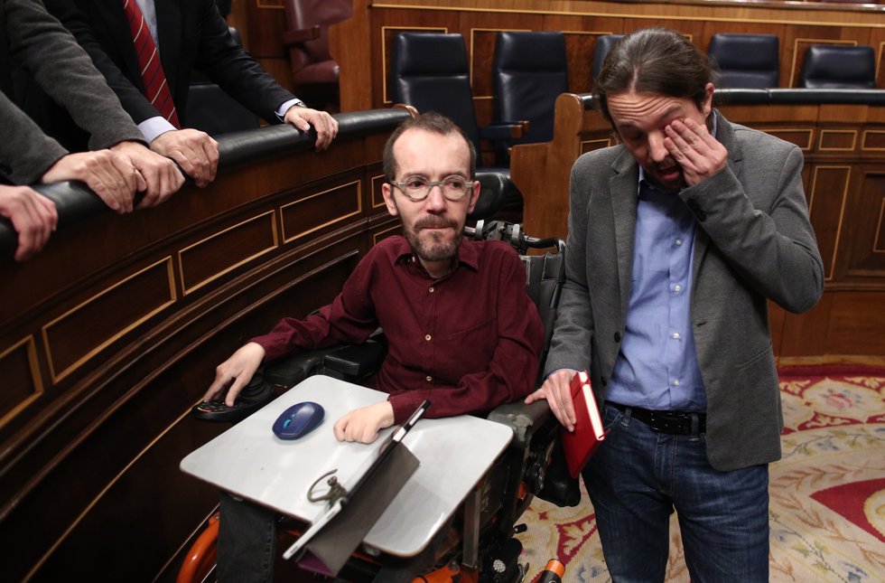 El secretario general de Podemos, Pablo Iglesias (dech) junto al diputado del Unidas Podemos Pablo Echenique (izq).