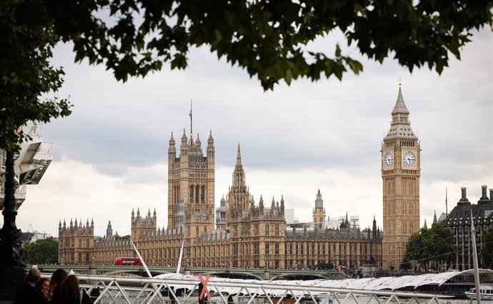 09 September 2022, United Kingdom, London: The British Houses of Parliament, the Palace of Westminster, and Big Ben (Elizabeth Tower) can be seen behind Westminster Bridge. The British Queen Elizabeth II died on 08.09.2022 at the age of 96. Photo: Chris