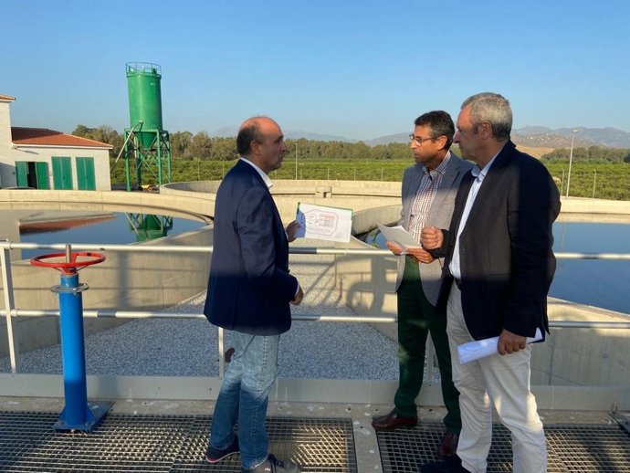 El delegado territorial de Agricultura, Pesca, Agua y Desarrollo Rural, Fernando Fernández Tapia-Ruano, en una visita a la Estación Depuradora de Aguas Residuales (EDAR) del Bajo Guadalhorce