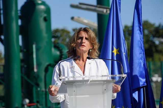 La vicepresidenta del Gobierno y ministra para la Transición Ecológica y el Reto Demográfico, Teresa Ribera,  interviene durante su visita a la Estación de Compresión de Enagás, a 22 de septiembre de 2022, en Irún, Guipúzkoa, Euskadi (España)