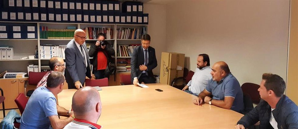 El director general de Industria, Juan Carlos Aguilera, y el consejero de Industria, Empleo y Promoción Económica, Enrique Fernández (ambos de pie en la cabecera de la mesa), junto a los secretarios de las federaciones de Industria de UGT y CCOO.