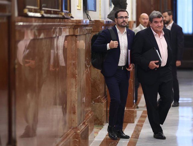 El ministro de Consumo, Alberto Garzón (i) y el ministro de Inclusión, Seguridad Social y Migraciones, José Luis Escrivá (d), a su llegada a una sesión de control al Gobierno en el Congreso de los Diputados, a 21 de septiembre de 2022, en Madrid (España).