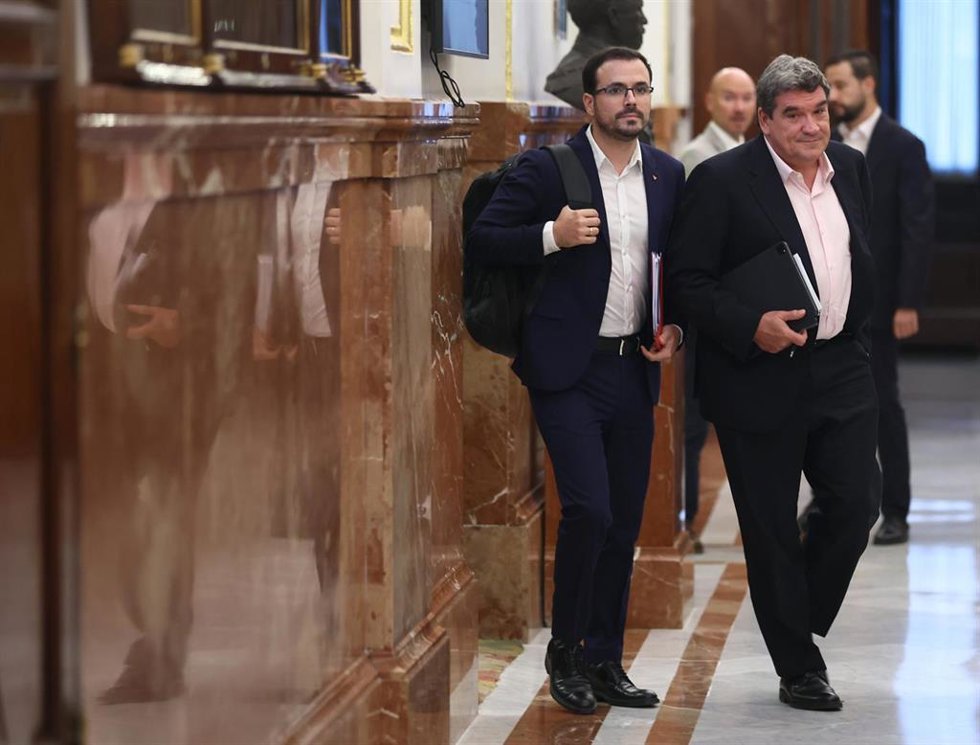 El ministro de Consumo, Alberto Garzón (i) y el ministro de Inclusión, Seguridad Social y Migraciones, José Luis Escrivá (d), a su llegada a una sesión de control al Gobierno en el Congreso de los Diputados, a 21 de septiembre de 2022, en Madrid (España