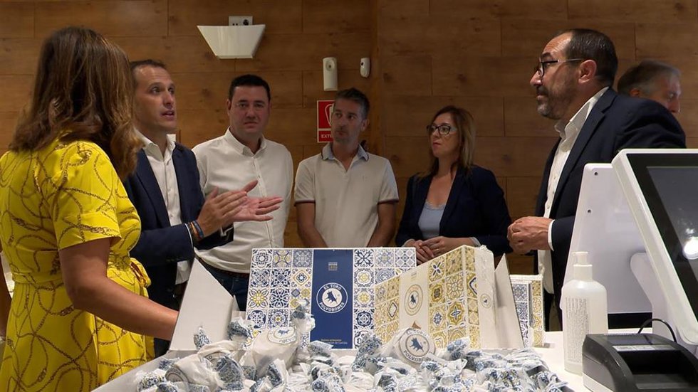 El alcalde de Tordesillas (derecha) junto a Conrado Íscar (segundo por la izquierda) durante su visita a Dulces Galicia para mostrar su apoyo a esta empresa tras la campaña de boicot promovida en redes sociales.