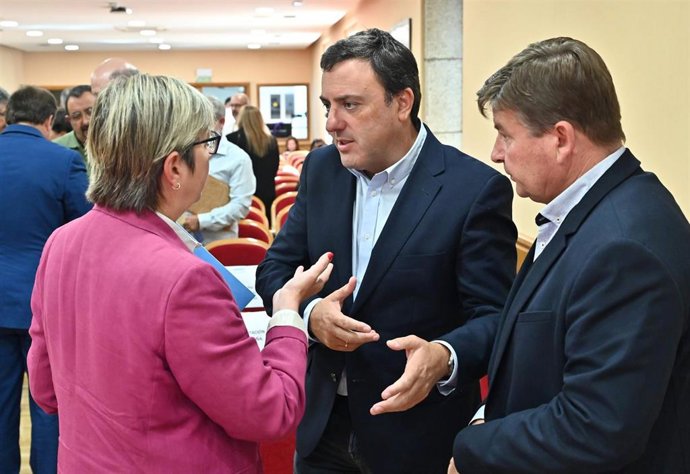 El presidente de la Diputación de A Coruña, Valentín González Formoso, junto a la conselleira de Mar, Rosa Quintana, en las jornadas 'Actores na protección e control do medio mariño: O papel das confrarías de pescadores'